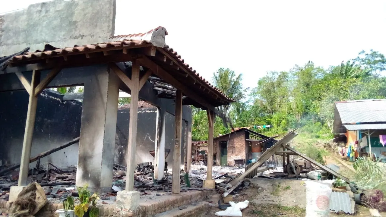 Salah satu rumah warga Desa Mulyorejo Kecamatan Silo , Jember rusak parah akibat dibakar orang tak dikenal (Istimewa)