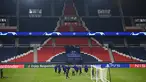 Para pemain Istanbul Basaksehir melakukan pemanasan saat mengikuti sesi latihan di Paris (7/12/2020). Istanbul Basaksehir akan bertanding melawan PSG pada grup H Liga Champions di Stadion Parc des Princes. (AFP/Franck Fife)