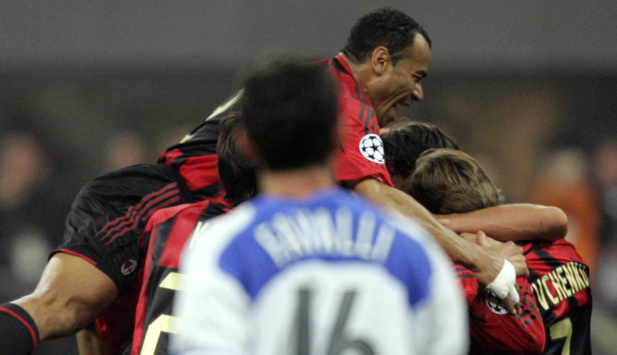 Pada pertemuan kedua di musim 2004/2005, AC Milan dan Inter Milan bertemu di babak perempatfinal. Pada leg pertama (6/4/2005) saat AC Milan menjamu Inter Milan laga berakhir imbang 2-0 untuk keunggulan AC Milan berkat dua gol Jaap Stam dan Andriy Shevchenko. (AFP/Carlo Baroncini)