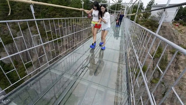 Jembatan Setinggi 1432 Meter Ini Terbuat dari Kaca