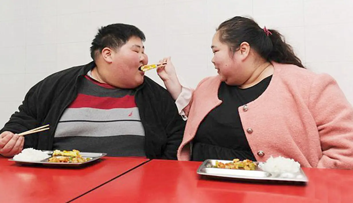 Lin Yue dan Deng Yang belum pernah berhubungan seks sejak menikah tahun 2010 lalu. Pasangan yang sama-sama berusia 30 tahun ini memiliki total berat badan mencapai 400 kilogram. (dailymail.co.uk)