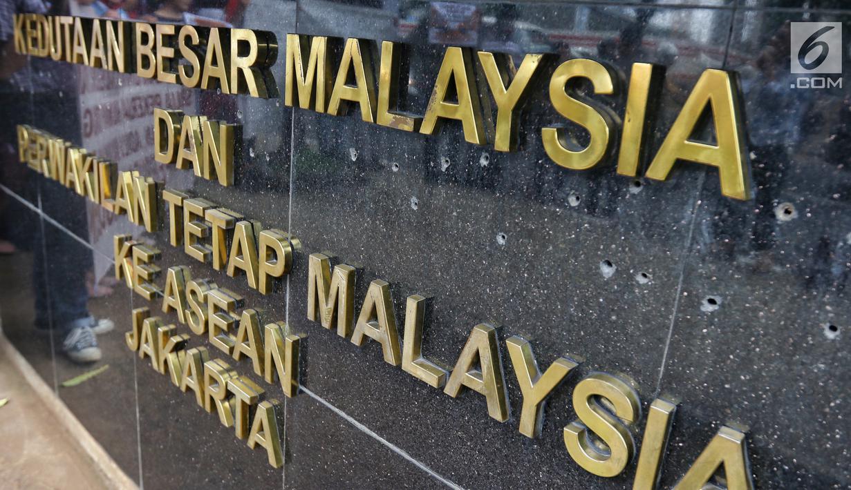 Penampakan tembok nama Kedutaan Besar Malaysia di Jakarta, Senin (29/4/2019). Adelina Sau, TKW berusia 21 tahun asal NTT dipekerjakan sebagai asisten rumah tangga selama dua tahun dengan siksaan dan tanpa dibayar oleh majikannya di Malaysia. (Liputan6.com/JohanTallo)