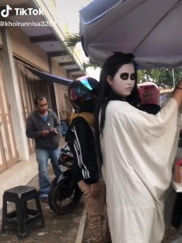 Saat Mbak Kuntilanak Jualan Papeda Jadi Viral di TikTok