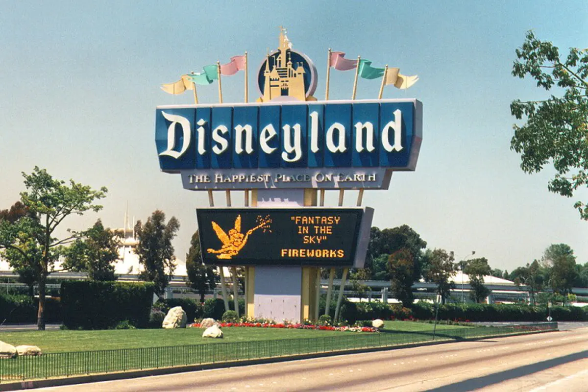 5 Hal yang Akan Terjadi Jika Disneyland Dibangun di Bogor