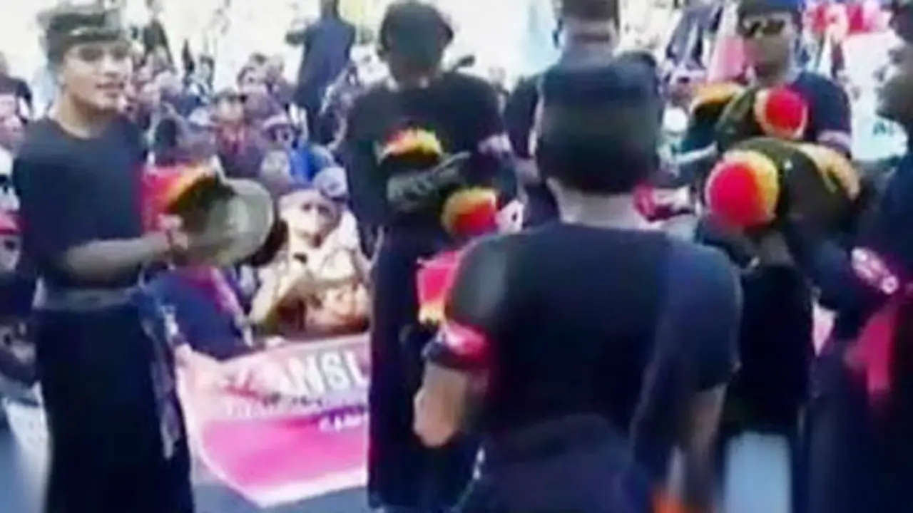 VIDEO: Gamelan Bleganjur Khas Bali Menyemangati Buruh yang Demo