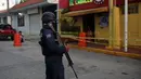 Polisi menjaga klub penari telanjang yang menjadi lokasi penyerangan di Coatzacoalcos, Veracruz, Meksiko, Rabu (28/8/2019). Beberapa media Meksiko melaporkan, orang-orang bersenjata telah melepaskan tembakan ke bar sebelum akhirnya melemparkan bom molotov. (AP Photo/Felix Marquez)