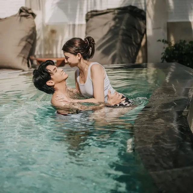 6 Potret Cassandra Lee dan Riky Lie Rayakan 6 Bulan Pernikahan di Gili Trawangan