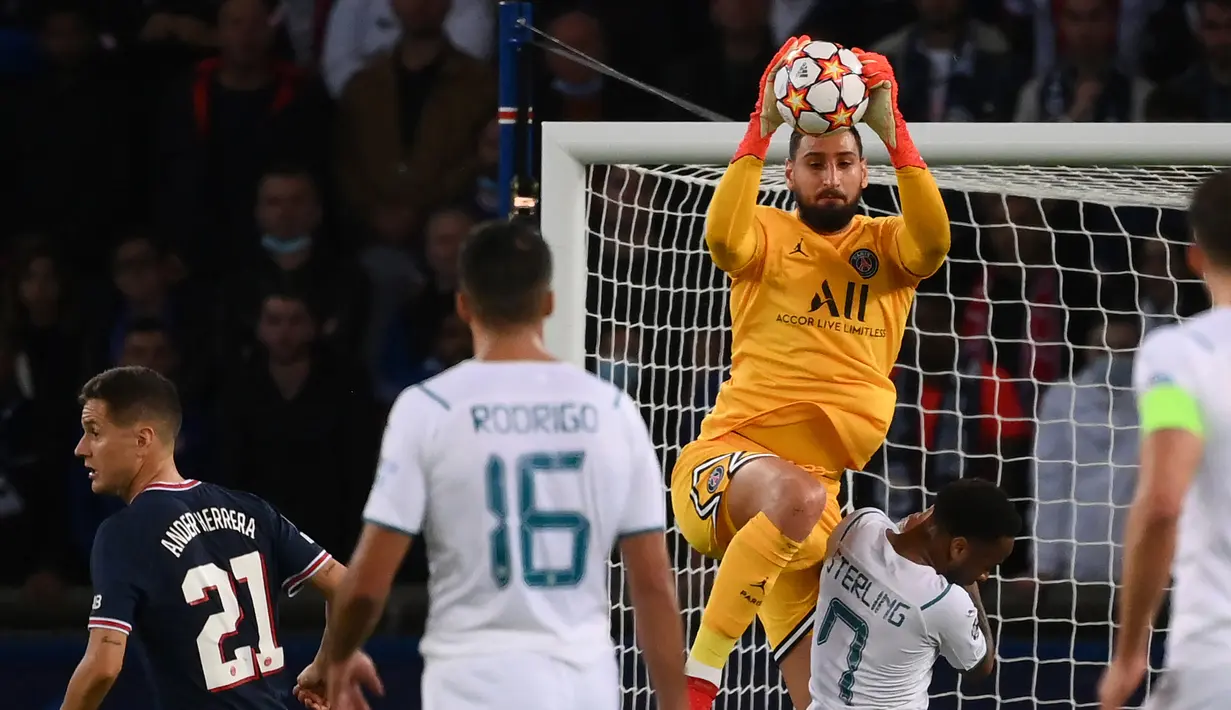 Gianluigi Donnarumma. Kiper PSG berusia 22 tahun ini mencatat 14 kali clean sheets musim 2020/2021 lalu saat memperkuat AC Milan di Serie A. Ia juga menjadi pahlawan Italia saat menang adu penalti atas Inggris dalam final Euro 2020 lalu. (AFP/Franck Fife)