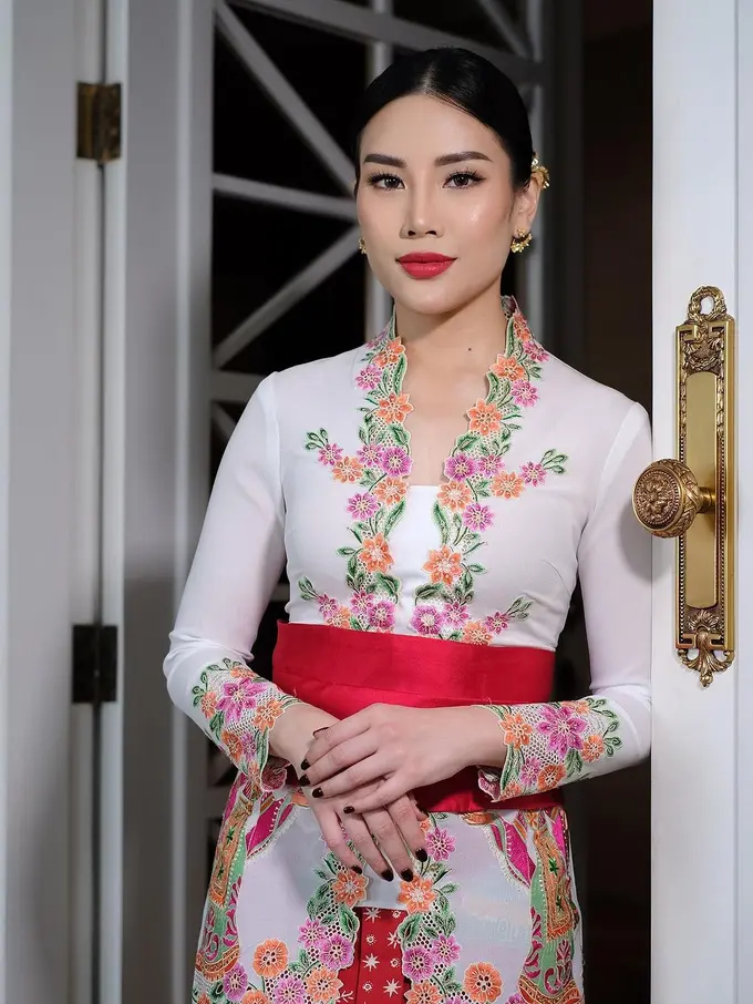 10 Inspirasi Styling Kebaya Encim dari Erina Gudono, Yuki Kato, hingga Ariel Tatum