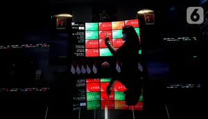 Karyawan memfoto layar pergerakan IHSG, Jakarta, Rabu (3/8/2022). Indeks Harga Saham Gabungan (IHSG) pada perdagangan di Bursa Efek Indonesia, Rabu (3/08/2022), ditutup di level 7046,63. IHSG menguat 58,47 poin atau 0,0084 persen dari penutupan perdagangan sehari sebelumnya. (Liputan6.com/Angga Yuniar)