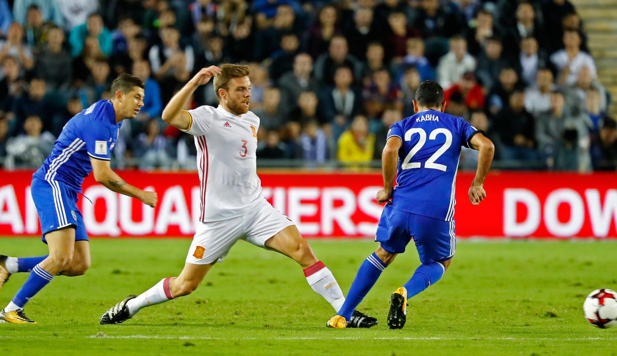 Pemain timnas Spanyol, Asier Illarramendi merebut bola dari pemain Israel, Marwan Kabha pada kualifikasi Piala Dunia 2018 grup G di Teddi Malcha Stadium, Senin (9/10). Gol semata wayang Illarramendi menjadi penentu kemenangan La Furia Roja (JACK GUEZ/AFP)