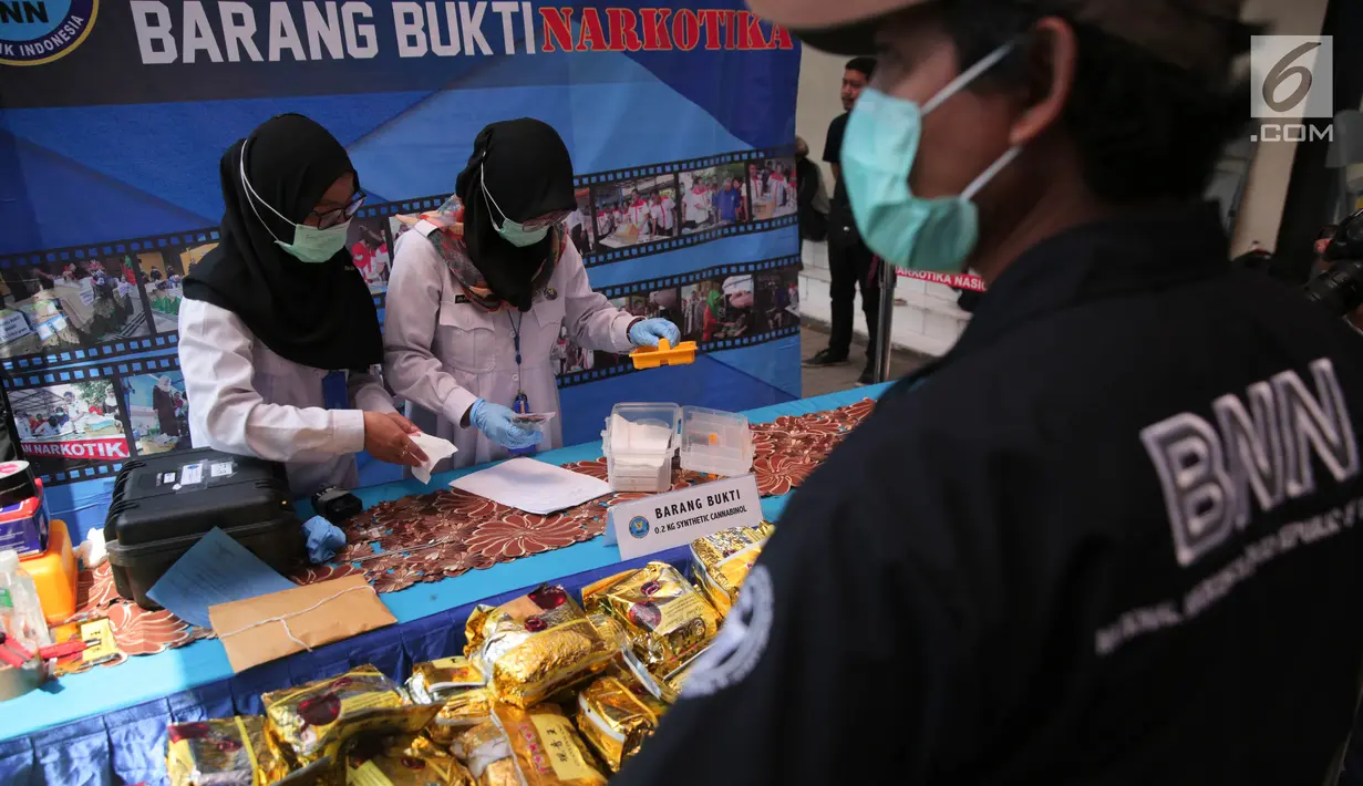 Petugas mengecek barang bukti narkotika jenis sabu pada pemusnahan di BNN, Jakarta, Rabu (20/9). Barang bukti yang dimusnahkan tersebut disita dari dua kasus yang berhasil diungkap BNN pada tanggal 6 dan 24 Agustus 2017. (Liputan6.com/Faizal Fanani)