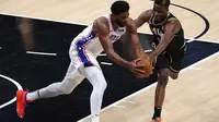 Joel Embiid berduel dengan Clint Capela (kanan) pada play-off NBA (AFP)