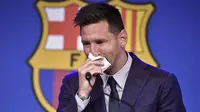 Lionel Messi menangis saat mengucapkan selamat tinggal kepada Barcelona. (AFP/Pau Barrena)
