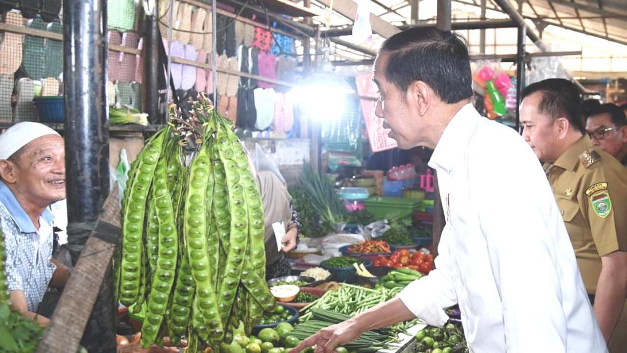 Presiden Jokowi Soroti Tingginya Harga Cabai Merah di Palembang