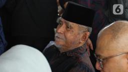 Diketahui sebelumnya, artis serba bisa legendaris Titiek Puspa tutup usia pada Kamis (10/4/2025) sekitar pukul 16.25 WIB. Tampak dalam foto, sutradara, pemeran dan penulis naskah Indonesia, Slamet Rahardjo Djarot saat menyaksikan prosesi pemakaman penyanyi dan artis legendaris Titiek Puspa di Tempat Pemakaman Umum (TPU) Tanah Kusir, Jakarta Selatan, Jumat, 11 April 2025. (Liputan6.com/Herman Zakharia)