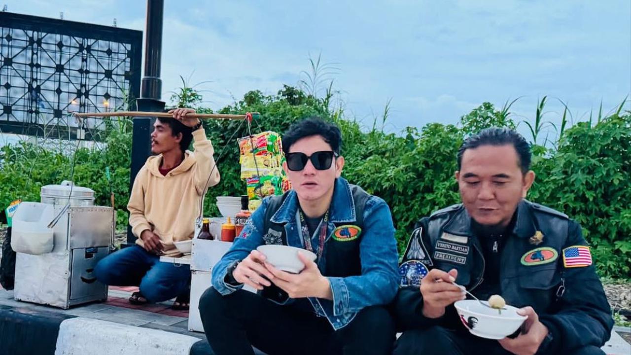 Keseruan Vino G. Bastian Makan Cuanki, Inspirasi Kesederhanaan di Tengah Gemerlap