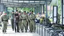 Presiden Joko Widodo berbincang dengan Panglima TNI, Gatot Nurmantyo saat mengunjungi Markas Divisi Infanteri 1 Kostrad, Jawa Barat, Rabu (16/11). Kunjungan ini adalah bagian dari rangkaian yang sudah dilakukan Presiden pada pekan lalu. (DOK. PENKOSTRAD)