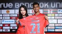 Momen Pratama Arhan (kanan) diperkenalkan sebagai pemain Bangkok United (c) Instagram/pratamaarhan8