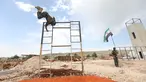Pejuang dari Jaysh al-Izza (the Army of Glory) melompati rintangan saat melakukan latihan di kota Idlib, Suriah (9/4). Pejuang ini adalah afiliasi dari tentara Suriah yang didukung oleh Turki. (AFP/Omar Haj Kadour)