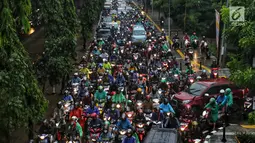 Kendaraan terjebak kemacetan di Jalan Jenderal Ahmad Yani, Jakarta, Selasa (2/4). Hujan deras yang mengguyur Jakarta menyebabkan sejumlah jalan tergenang banjir hingga mengakibatkan kemacetan. (Liputan6.com/JohanTallo)
