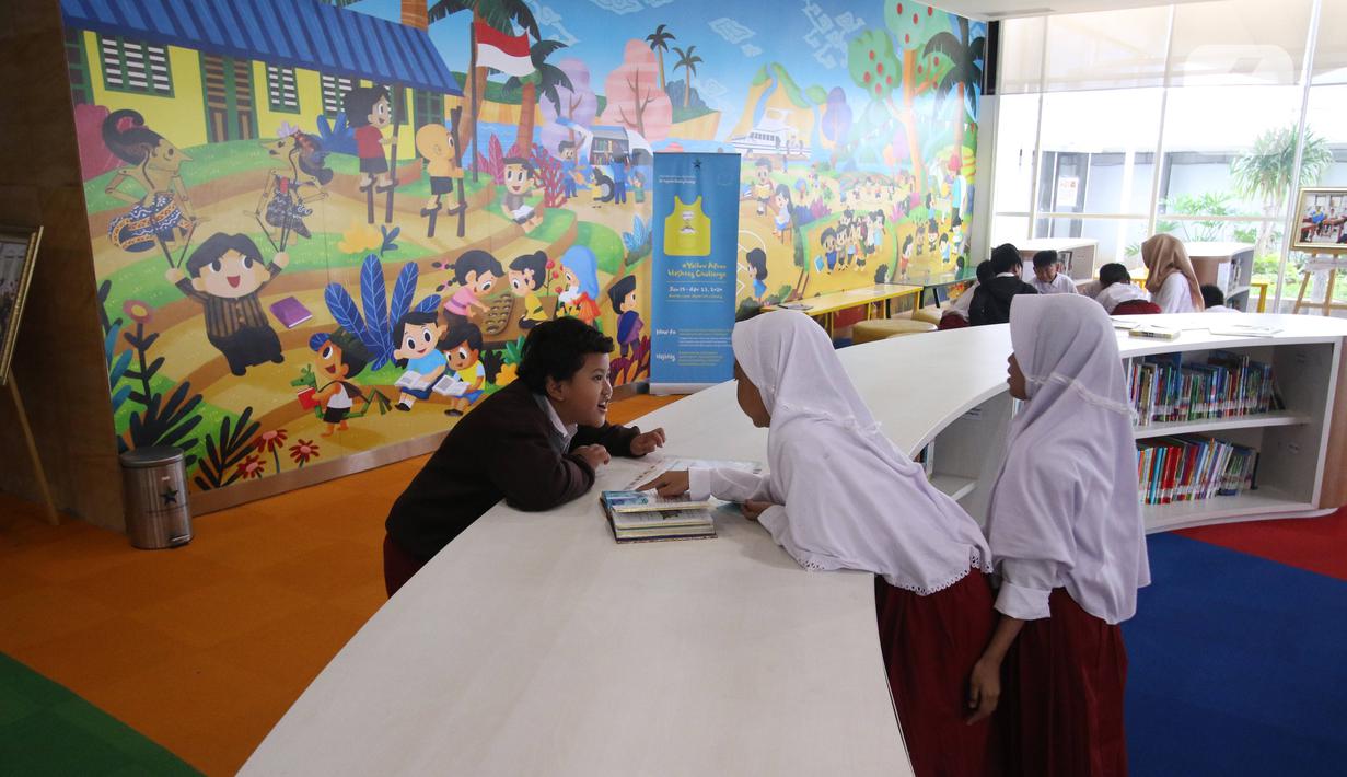 Siswa Sekolah Dasar (SD) membaca buku di ruang baca Perpustakaan Nasional (Perpusnas), Jakarta, Selasa (18/2/2020). Selain megah dan memiliki koleksi lengkap, Perpusnas juga menyediakan ruangan perpustakaan untuk anak-anak, layanan untuk penyandang disabilitas dan lansia. (Liputan6.com/Angga Yuniar)