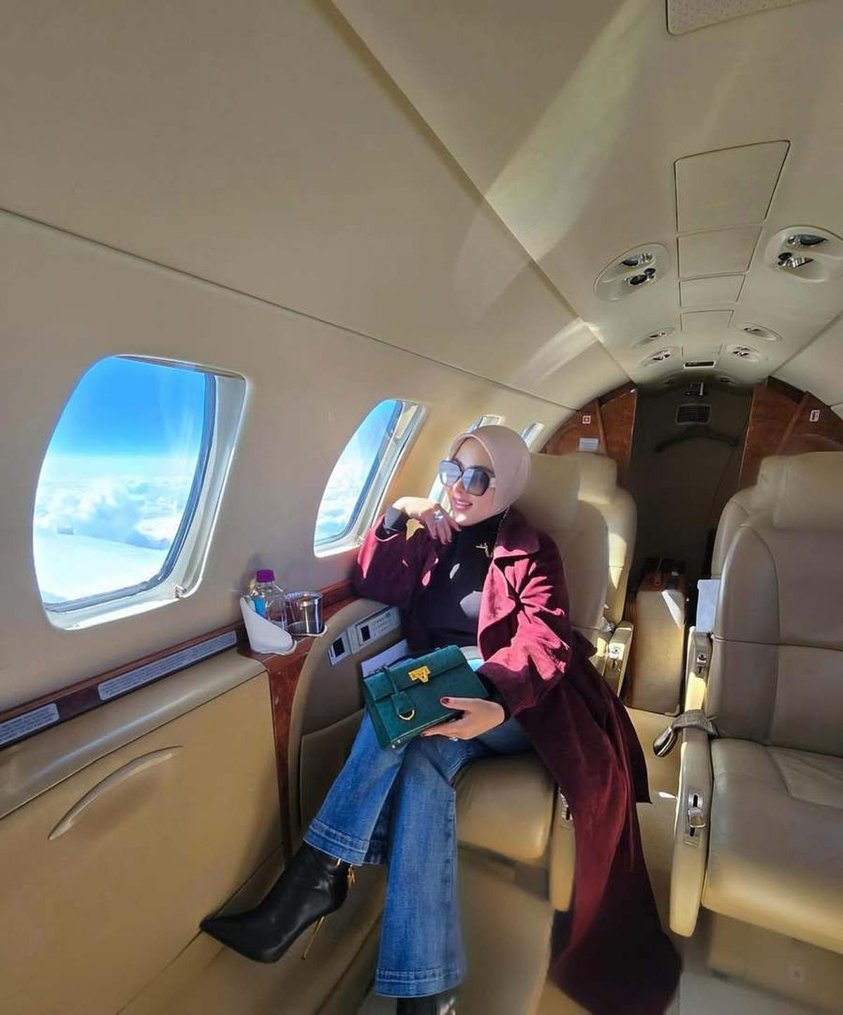 Potret Syahrini Tampil Mewah dan Elegan di Private Jet Menuju Karpet Merah Cannes 2025
