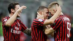 Para pemain AC Milan merayakan gol yang dicetak oleh Ismael Bennacer ke gawang Bologna pada laga Serie A di Stadion San Siro, Sabtu (18/7/2020). AC Milan menang dengan 5-1 atas Bologna. (AP/Luca Bruno)