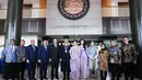 Sementara itu, Almira tampak cantik dalam kebaya dengan kerah off shoulder, memberikan nuansa muda dan segar pada penampilannya.  [@agusyudhoyono].