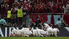 Kejutan demi kejutan terus terjadi pada fase grup Piala Dunia 2022. Kali ini giliran Maroko, wakil Benua Afrika yang mampu menumbangkan peringkat kedua FIFA terkini, Timnas Belgia dengan skor 2-0 pada matchday kedua Grup F yang berlangsung di Al Thumama Stadium, Doha, Qatar, Minggu (27/11/2022) malam WIB. Dua gol Timnas Maroko masing-masing dicetak oleh Abdelhamed Sabiri dan Zakaria Aboukhlal pada menit ke-73 dan injury time babak kedua. (AP/Manu Fernandez)