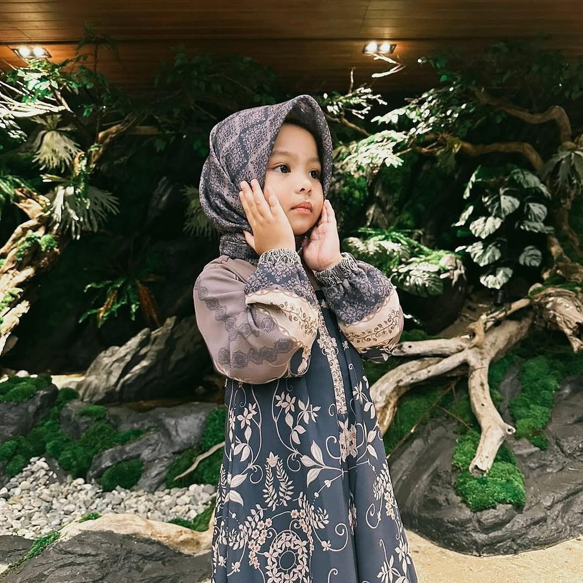 Potret Gemas Ameena dan Azura Anak Aurel Hermansyah dan Atta Halilintar Tampil Berhijab
