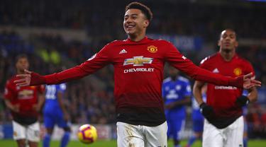 Gelandang Manchester United, Jesse Lingard, merayakan gol yang dicetaknya ke gawang Cardiff pada laga Premier League di Stadion Cardiff City, Wales, Sabtu (22/12). Cardiff kalah 1-5 dari MU. (AFP/Geoff Caddick)