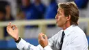 Pelatih Italia, Roberto Mancini, memberikan arahan kepada pemainnya saat menghadapi Bosnia pada laga UEFA Nations League di  Artemio Franchi, Sabtu (5/9/2020) dini hari WIB. Italia bermain imbang 1-1 atas Bosnia. (AFP/Isabella Bonotto)