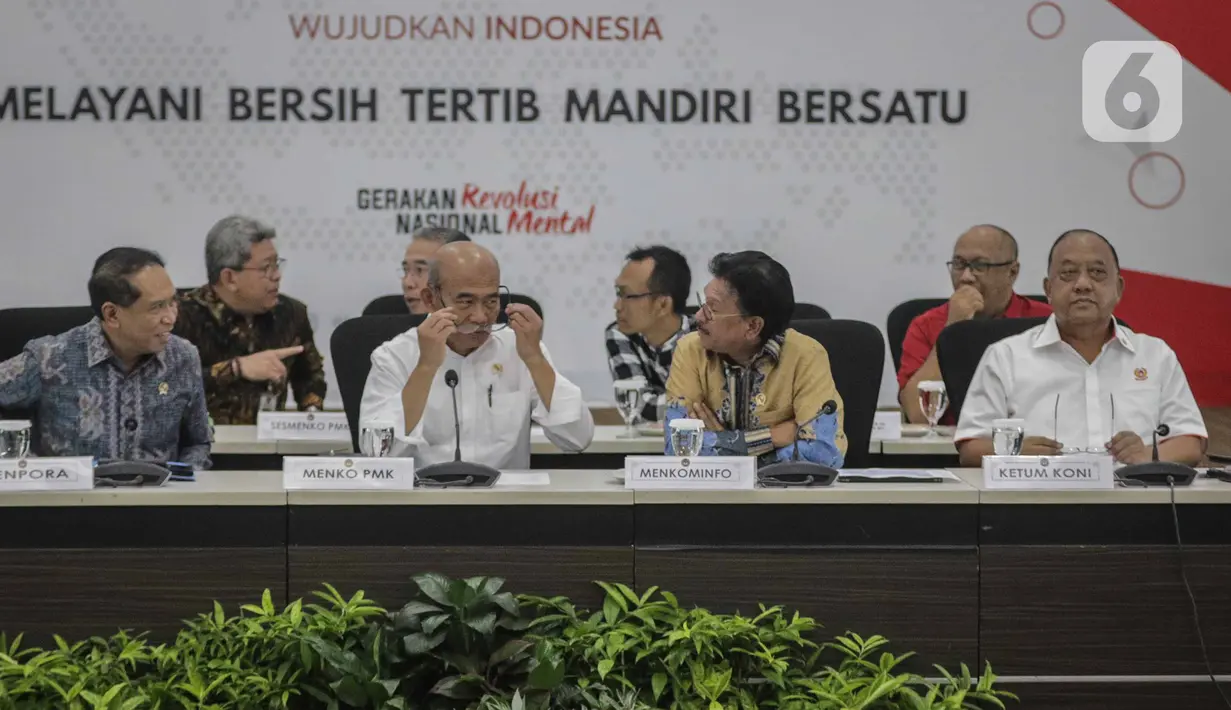 (ki-ka) Menpora Zainudin Amali, Menko PMK Muhadjir Effendy, Menkominfo  John G Plate, Ketum KONI Marciano Nurman saat hadir dalam rapat koordinasi tingkat menteri di Kantor Kemenkom PMK, Jakarta, Kamis (5/2/2020). (Liputan6.com/Faizal Fanani)