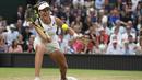 Gaya Johanna Konta mengembalikan bola ke arah Simona Halep pada perempat final tunggal putri Wimbledon 2017 di The All England Lawn Tennis Club, Wimbledon, London, (11/7/2017). (AFP/Glyn Kirk)