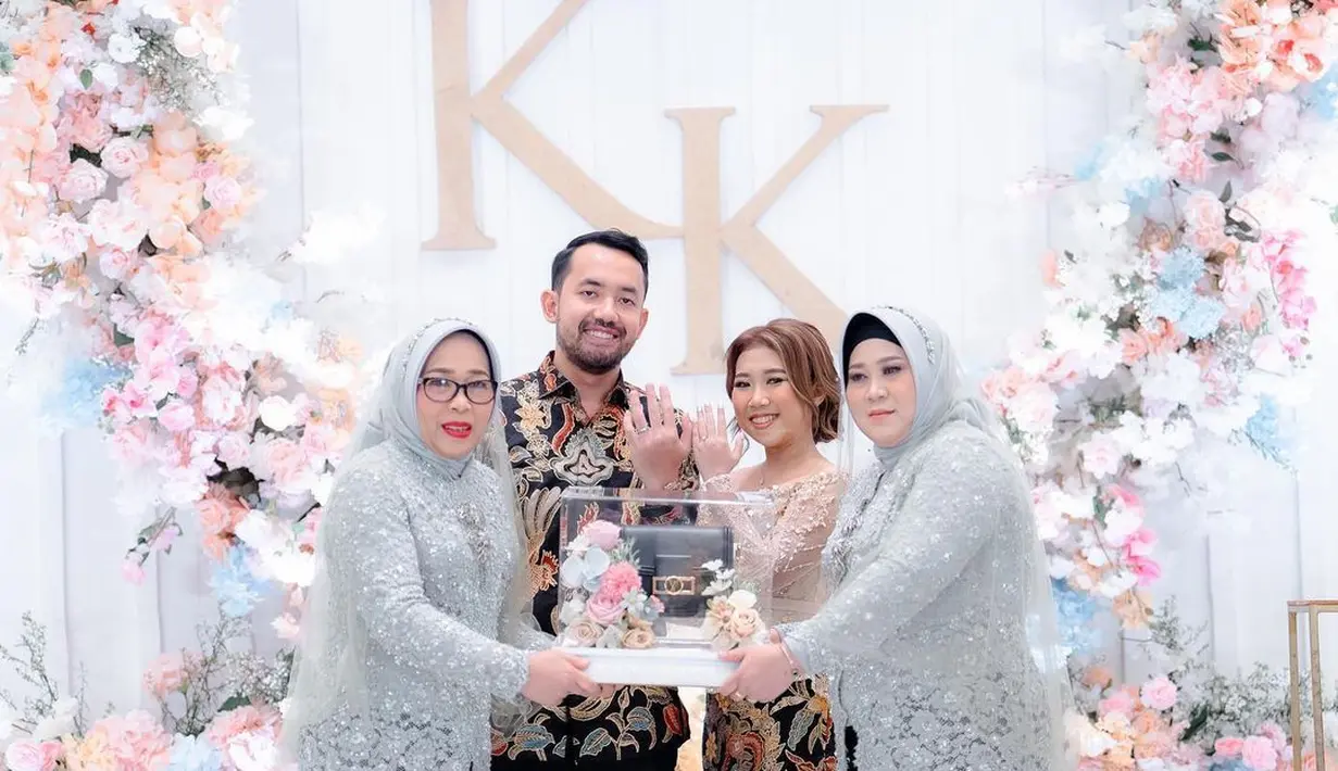 Kiky Saputri, dan M. Khairi didampingi oleh kedua ibu mereka. Keduanya memperlihatkan cincin yang telah terpasang di jari. (Foto: Instagram/@kikysaputrii)