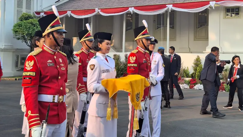 Keyla Azzahra, Paskibraka Asal Sulawesi Selatan Terpilih Menjadi Pembawa Baki saat Penurunan Bendera di Istana.