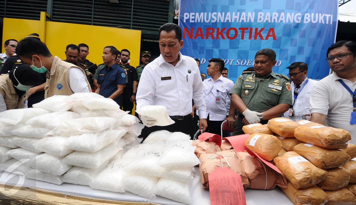 Kepala BNN, Komjen Pol Budi Waseso (tengah) mengecek barang bukti narkoba yang akan dimusnahkan di Insenerator RSPAD, Jakarta, Rabu (7/9). Barang bukti yang dimusnahkan 173, 318 Kg sabu dan 2.851,887 gram ganja. (Liputan6.com/Helmi Fithriansyah)