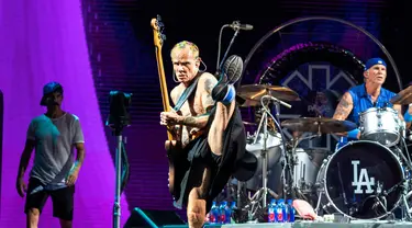 Aksi basis grup band rock Red Hot Chili Peppers (RHCP), Flea saat tampil di Soldier Field, Chicago, Amerika Serikat, 19 Agustus 2022. Red Hot Chili Peppers bergabung dengan tamu spesial seperti The Strokes dan Thundercat. (Photo by Rob Grabowski/Invision/AP)