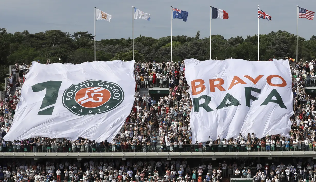 Banner ucapan selamat kepada Rafael Nadal terpampang pada tribun penonton usai laga Final Tunggal Putra, Prancis Terbuka 2017 di Roland Garros stadium, Paris, (11/6/2017). Nadal menang  6-2, 6-3, 6-1. (AP/Petr David Josek)
