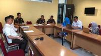 Kajati Sulsel, Firdaus Weldimar didampingi Wakajati Sulsel, Gery Yasid tampak memimpin rapat koordinasi TP4D (Liputan6.com/ Eka Hakim)