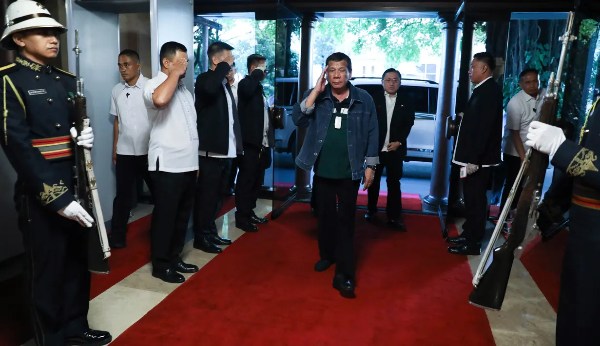 Presiden Filipina Rodrigo Duterte (tengah) memberikan penghormatan saat tiba di Istana Presiden Malacanang, Manila, Kamis (12/3/2020). Filipina mengumumkan lockdown untuk Kota Manila demi mencegah penyebaran virus corona COVID-19. (Simeon Celi Jr./Divisi Fotografer Presidensial Malacanang via AP)