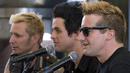 Album berjudul ‘American idiot’ yang merupakan protes terhadap pemerintah hingga ketika Green Day pertama kali memperbolehkan kamera masuk ke studio mereka juga diceritakan di film ini. (Bintang/EPA)