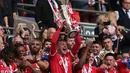 <p>Bek Nottingham Forest, Joe Worrall mengangkat trofi usai mengalahkan Huddersfield Town pada final playoff divisi Championship di Stadion Wembley di London, Senin (30/5/2022). Nottingham Forest menang tipis atas Huddersfield Town 1-0. (AFP/Adrian Dennis)</p>