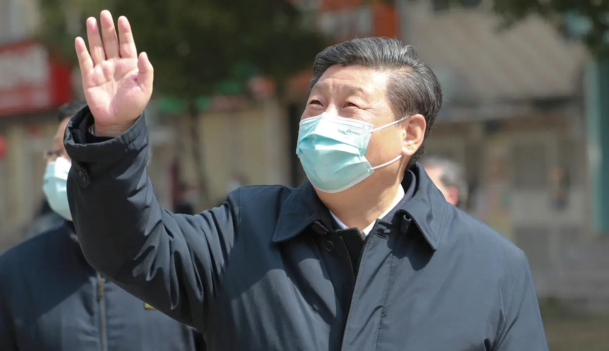 Presiden China Xi Jinping melambaikan tangan kepada warga yang dikarantina di rumah serta menyampaikan salam kepada mereka di sebuah area permukiman di Wuhan, 10 Maret 2020. Xi melakukan inspeksi terkait upaya pencegahan dan pengendalian wabah virus corona di Wuhan. (Xinhua/Xie Huanchi)