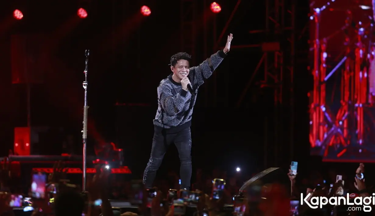 "Mungkin malam ini terakhir kita ketemu. Kita akan libur panjang, mungkin 2 atau 3 tahun. Kita cari kehidupan lain. Terima kasih semuanya," kata Ariel NOAH. [Foto: KapanLagi.com/Bayu Herdianto]