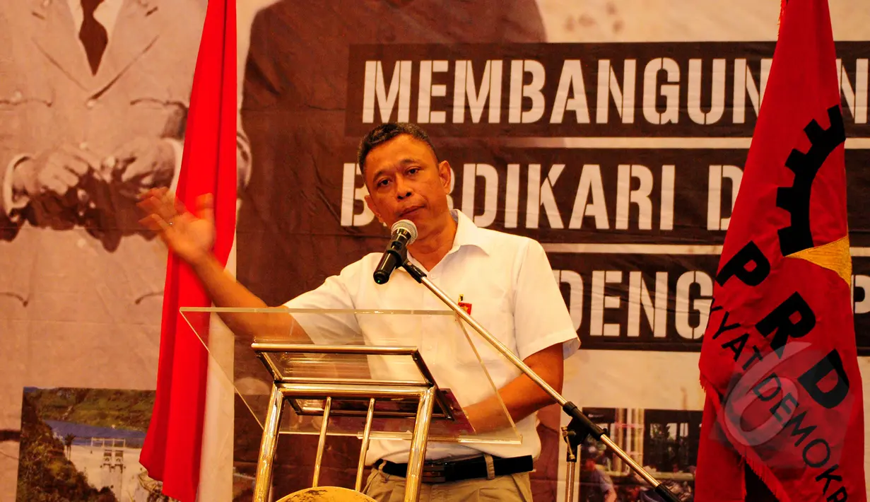 Ketua Umum PRD, Agus Jabo Priyono berpidato pada Kongres PRD ke-8 di Hotel Acacia, Jakarta, Selasa (24/3/2015). Pada kongres kali ini, PRD akan berjuang untuk menjadi salah satu kontestan dalam Pemilu 2019 nanti.(Liputan6.com/Yoppy Renato)