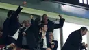 Dalam pertandingan tersebut, turut hadir pangeran Inggris, William yang menonton langsung dari tribune stadion Villa Park. (AP Photo/Dave Shopland)