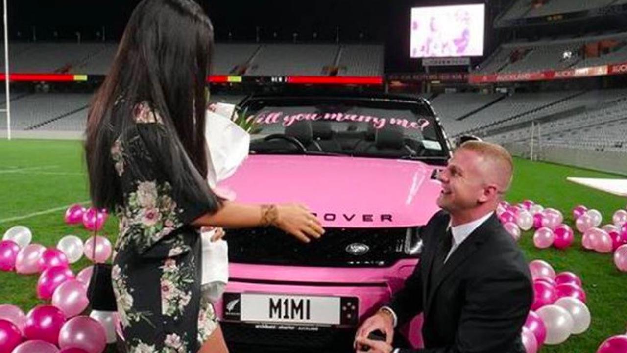 Seseorang melamar kekasihnya dengan Range Rover pink (Autoevolution)