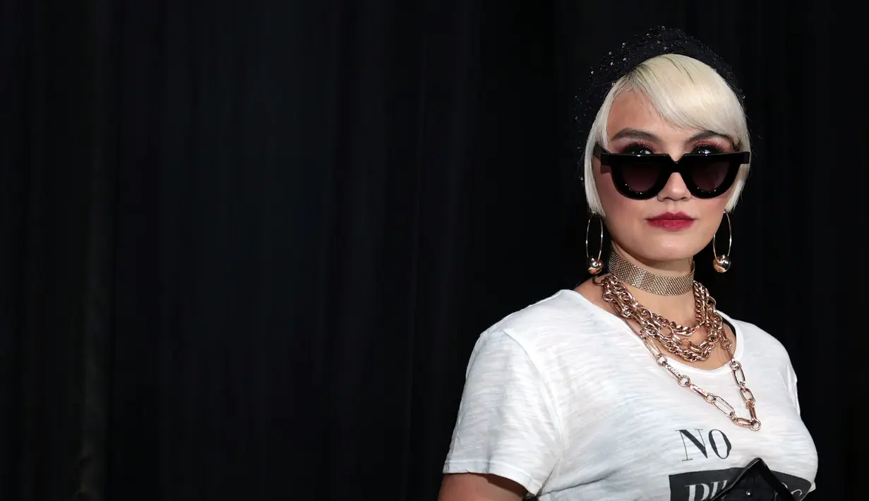 Penyanyi Agnez Mo, mengaku tidak bisa berlama-lama menggunakan sepatu hak tinggi. Tidak seperti artis kebanyakan yang sering menggunakan high heels dalam acara tertentu. (Deki Prayoga/Bintang.com)